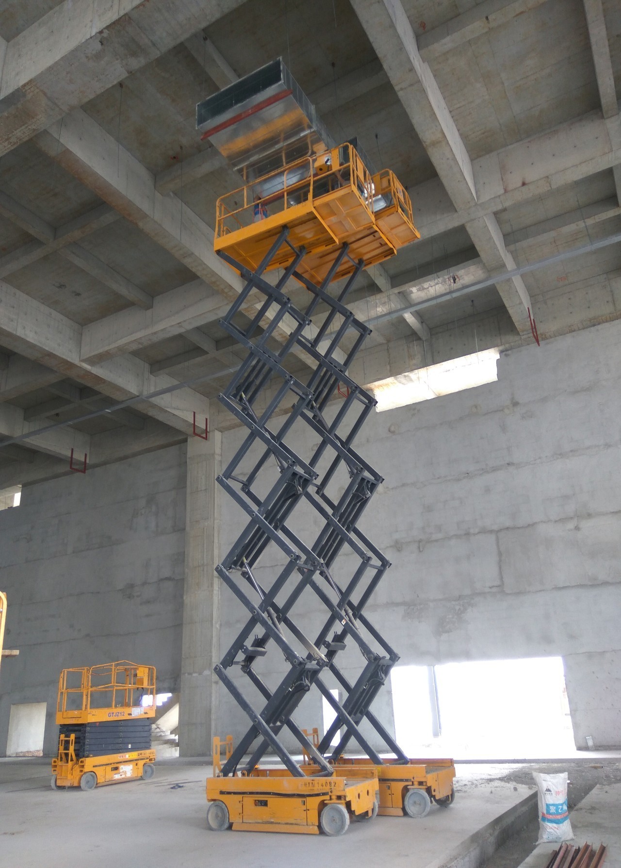 展館升級(jí)進(jìn)行時(shí) 剪叉臂架車齊上陣，消防通風(fēng)施工忙